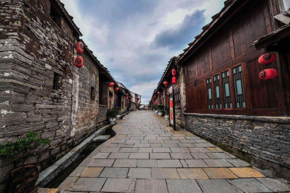傍晚绚丽的晚霞染红了半边天改成被字句？游戏画面